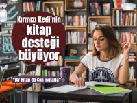 Banner in a cozy library: a woman studies at a table with shelves of books; Turkish text announces Kırmızı Kedi's book support program.
